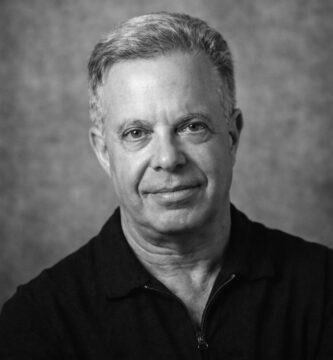 Ritratto in bianco e nero di Joe Dispenza, autore e divulgatore statunitense, noto per le sue frasi su mente, neuroscienza, meditazione e trasformazione personale – Il Meglio dei Libri