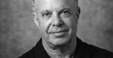 Ritratto in bianco e nero di Joe Dispenza, autore e divulgatore statunitense, noto per le sue frasi su mente, neuroscienza, meditazione e trasformazione personale – Il Meglio dei Libri