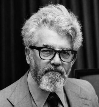 Ritratto in bianco e nero di John McCarthy, informatico e matematico statunitense, pioniere dell’intelligenza artificiale e creatore del termine “Artificial Intelligence”, noto per le sue frasi su logica, mente e computazione – Il Meglio dei Libri