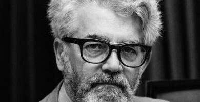 Ritratto in bianco e nero di John McCarthy, informatico e matematico statunitense, pioniere dell’intelligenza artificiale e creatore del termine “Artificial Intelligence”, noto per le sue frasi su logica, mente e computazione – Il Meglio dei Libri