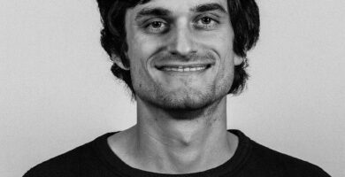 Ritratto in bianco e nero di John Schulman, informatico e ricercatore di intelligenza artificiale, cofondatore di OpenAI, noto per le sue frasi su apprendimento per rinforzo, ricerca e sviluppo dell’AI – Il Meglio dei Libri