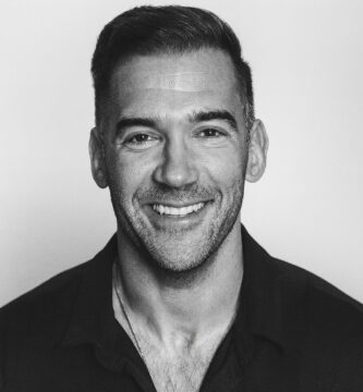 Ritratto in bianco e nero di Lewis Howes, autore e speaker motivazionale statunitense, noto per le sue frasi su successo, vulnerabilità e crescita personale – Il Meglio dei Libri