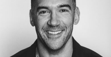 Ritratto in bianco e nero di Lewis Howes, autore e speaker motivazionale statunitense, noto per le sue frasi su successo, vulnerabilità e crescita personale – Il Meglio dei Libri