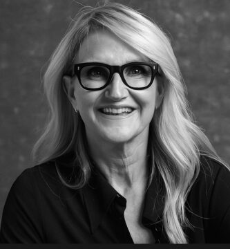 Ritratto in bianco e nero di Mel Robbins, autrice e speaker motivazionale statunitense, nota per le sue frasi su coraggio, autodisciplina e crescita personale – Il Meglio dei Libri