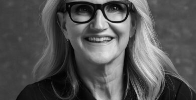 Ritratto in bianco e nero di Mel Robbins, autrice e speaker motivazionale statunitense, nota per le sue frasi su coraggio, autodisciplina e crescita personale – Il Meglio dei Libri