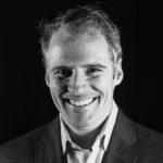 Ritratto in bianco e nero di Oren Klaff, autore e consulente di pitching e negoziazione, noto per le sue frasi su vendita, comunicazione persuasiva e potere decisionale – Il Meglio dei Libri