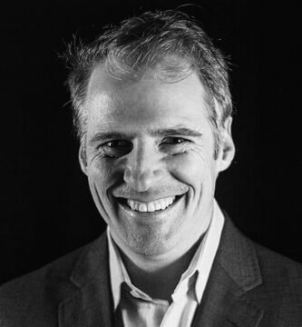 Ritratto in bianco e nero di Oren Klaff, autore e consulente di pitching e negoziazione, noto per le sue frasi su vendita, comunicazione persuasiva e potere decisionale – Il Meglio dei Libri