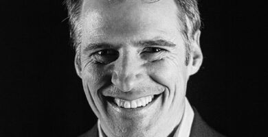 Ritratto in bianco e nero di Oren Klaff, autore e consulente di pitching e negoziazione, noto per le sue frasi su vendita, comunicazione persuasiva e potere decisionale – Il Meglio dei Libri