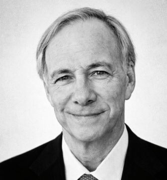 Ritratto di Ray Dalio, investitore e imprenditore statunitense, noto per le sue frasi su principi, decisioni razionali e successo finanziario – Il Meglio dei Libri