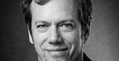 Ritratto in bianco e nero di Robert Greene, autore e saggista statunitense, noto per le sue frasi su potere, strategia, psicologia umana e dinamiche di controllo – Il Meglio dei Libri