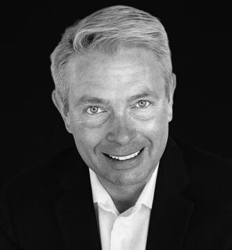 Ritratto in bianco e nero di Robin Dreeke, ex agente FBI ed esperto di comunicazione e comportamento umano, noto per le sue frasi su fiducia, rapporti umani e leadership – Il Meglio dei Libri