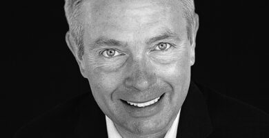 Ritratto in bianco e nero di Robin Dreeke, ex agente FBI ed esperto di comunicazione e comportamento umano, noto per le sue frasi su fiducia, rapporti umani e leadership – Il Meglio dei Libri