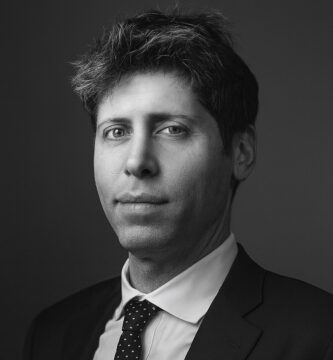 Ritratto in bianco e nero di Sam Altman, imprenditore e innovatore statunitense, noto per le sue frasi su tecnologia, futuro, leadership e intelligenza artificiale – Il Meglio dei Libri