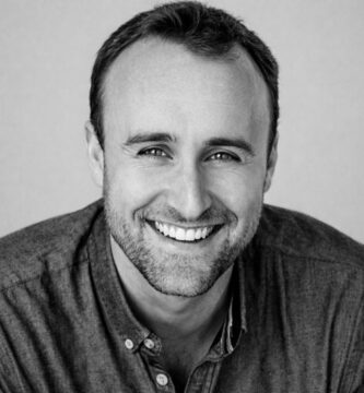 Ritratto in bianco e nero di Scott Young, autore e divulgatore statunitense, noto per le sue frasi su apprendimento accelerato, autodisciplina e crescita personale – Il Meglio dei Libri