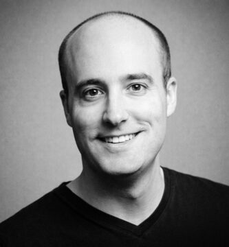 Ritratto in bianco e nero di Shane Parrish, autore e fondatore di Farnam Street, noto per le sue frasi su pensiero critico, decisioni consapevoli e saggezza pratica – Il Meglio dei Libri