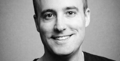 Ritratto in bianco e nero di Shane Parrish, autore e fondatore di Farnam Street, noto per le sue frasi su pensiero critico, decisioni consapevoli e saggezza pratica – Il Meglio dei Libri