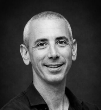 Ritratto in bianco e nero di Steven Kotler, autore e giornalista statunitense, noto per le sue frasi su flow, prestazioni elevate e potenziale umano – Il Meglio dei Libri