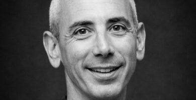 Ritratto in bianco e nero di Steven Kotler, autore e giornalista statunitense, noto per le sue frasi su flow, prestazioni elevate e potenziale umano – Il Meglio dei Libri