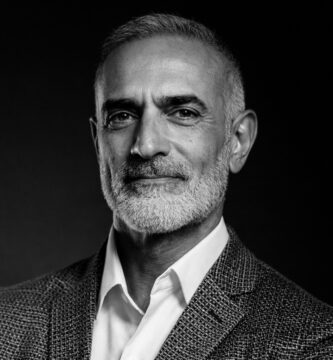 Ritratto in bianco e nero di Tim Grover, mental coach e autore statunitense, noto per le sue frasi su disciplina estrema, mentalità vincente e prestazioni ad alto livello – Il Meglio dei Libri