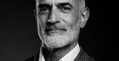 Ritratto in bianco e nero di Tim Grover, mental coach e autore statunitense, noto per le sue frasi su disciplina estrema, mentalità vincente e prestazioni ad alto livello – Il Meglio dei Libri