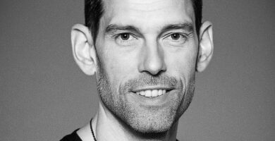 Ritratto in bianco e nero di Tom Bilyeu, imprenditore e speaker motivazionale statunitense, noto per le sue frasi su disciplina, mentalità di crescita e successo personale – Il Meglio dei Libri