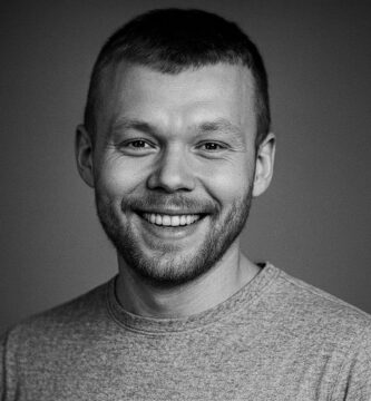 Ritratto in bianco e nero di Wojciech Zaremba, informatico e ricercatore di intelligenza artificiale, cofondatore di OpenAI, noto per le sue frasi su ricerca, apprendimento automatico e futuro dell’AI – Il Meglio dei Libri
