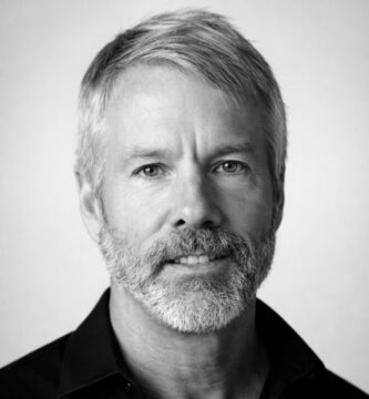 Ritratto di Michael Saylor, imprenditore statunitense e figura iconica nel mondo Bitcoin, noto per le sue frasi su moneta solida, riserva di valore e futuro della finanza – Il Meglio dei Libri