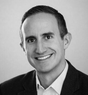 Ritratto di Morgan Housel, autore e scrittore finanziario statunitense, noto per il libro The Psychology of Money e per le sue frasi su comportamento umano, denaro e decisioni finanziarie – Il Meglio dei Libri