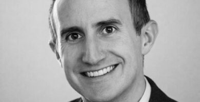 Ritratto di Morgan Housel, autore e scrittore finanziario statunitense, noto per il libro The Psychology of Money e per le sue frasi su comportamento umano, denaro e decisioni finanziarie – Il Meglio dei Libri