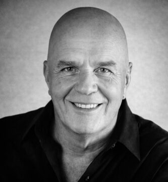 Ritratto di Wayne W. Dyer, autore e speaker motivazionale statunitense, noto per le sue frasi su consapevolezza, spiritualità e crescita interiore – Il Meglio dei Libri