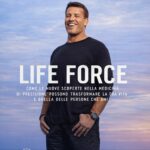 Ritratto della copertina del libro Life Force di Anthony Robbins, Peter Diamandis e Robert Hariri, opera sulla medicina di precisione, longevità e innovazioni per la salute – Il Meglio dei Libri