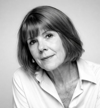 Ritratto di Gisèle Pelicot, figura simbolo di resilienza e dignità, nota per le sue parole su giustizia, coraggio e forza interiore – Il Meglio dei Libri