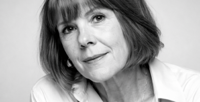 Ritratto di Gisèle Pelicot, figura simbolo di resilienza e dignità, nota per le sue parole su giustizia, coraggio e forza interiore – Il Meglio dei Libri
