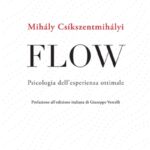 Ritratto della copertina del libro Flow. Psicologia dell’esperienza ottimale di Mihály Csíkszentmihályi, opera sullo stato di flow, la concentrazione profonda e il benessere psicologico – Il Meglio dei Libri
