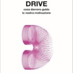 Ritratto della copertina del libro Drive. Cosa davvero guida la nostra motivazione di Daniel H. Pink, dedicato a motivazione, psicologia e crescita personale – Il Meglio dei Libri