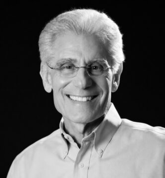 Ritratto di Brian L. Weiss, psichiatra e autore statunitense, noto per le sue frasi su regressione, guarigione interiore e crescita spirituale – Il Meglio dei Libri