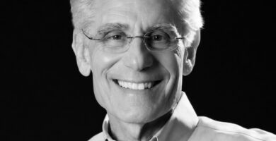 Ritratto di Brian L. Weiss, psichiatra e autore statunitense, noto per le sue frasi su regressione, guarigione interiore e crescita spirituale – Il Meglio dei Libri