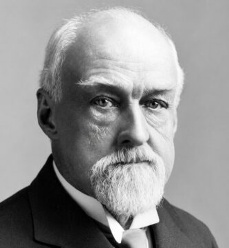 Ritratto di George S. Clason, autore e imprenditore statunitense, noto per le sue frasi su risparmio, ricchezza e gestione del denaro – Il Meglio dei Libri