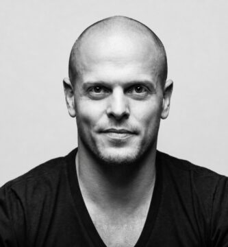 Ritratto di Timothy Ferriss, autore e imprenditore statunitense, noto per le sue frasi su produttività, lifestyle design e ottimizzazione del tempo – Il Meglio dei Libri
