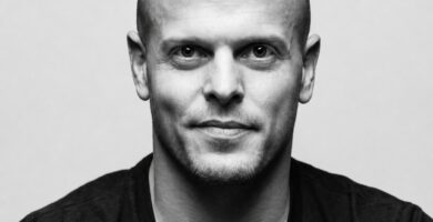 Ritratto di Timothy Ferriss, autore e imprenditore statunitense, noto per le sue frasi su produttività, lifestyle design e ottimizzazione del tempo – Il Meglio dei Libri