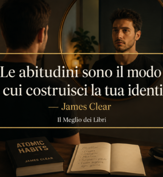 Ritratto simbolico motivazionale ispirato a James Clear con persona davanti allo specchio e frase sulle abitudini e l’identità.