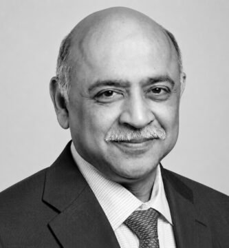 Ritratto di Arvind Krishna, amministratore delegato di IBM, noto per le sue frasi su innovazione, intelligenza artificiale, cloud e trasformazione digitale – Il Meglio dei Libri