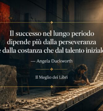 Una persona costruisce pazientemente un'opera con piccole tessere, simbolo della perseveranza descritta da Angela Duckworth.