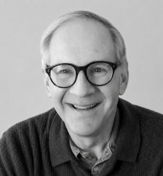 Ritratto del Dr. Brett N. Steenbarger, psicologo, autore e performance coach specializzato nel trading, noto per le sue riflessioni su psicologia del trading, disciplina, performance e gestione delle emozioni – Il Meglio dei Libri