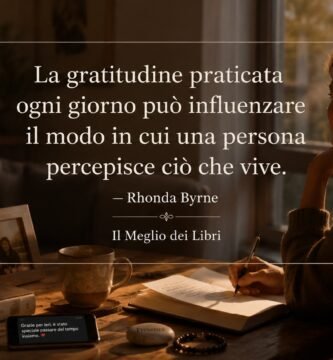 Ritratto simbolico ispirato a Rhonda Byrne con una persona che pratica la gratitudine osservando con maggiore consapevolezza le esperienze quotidiane.